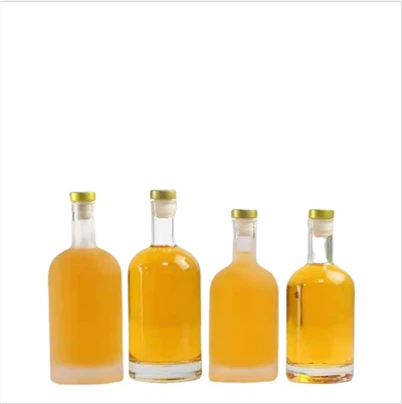 Стъклена бутилка водка High White с коркова тапа
